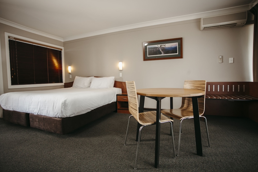 Colonial Motel 15/53
