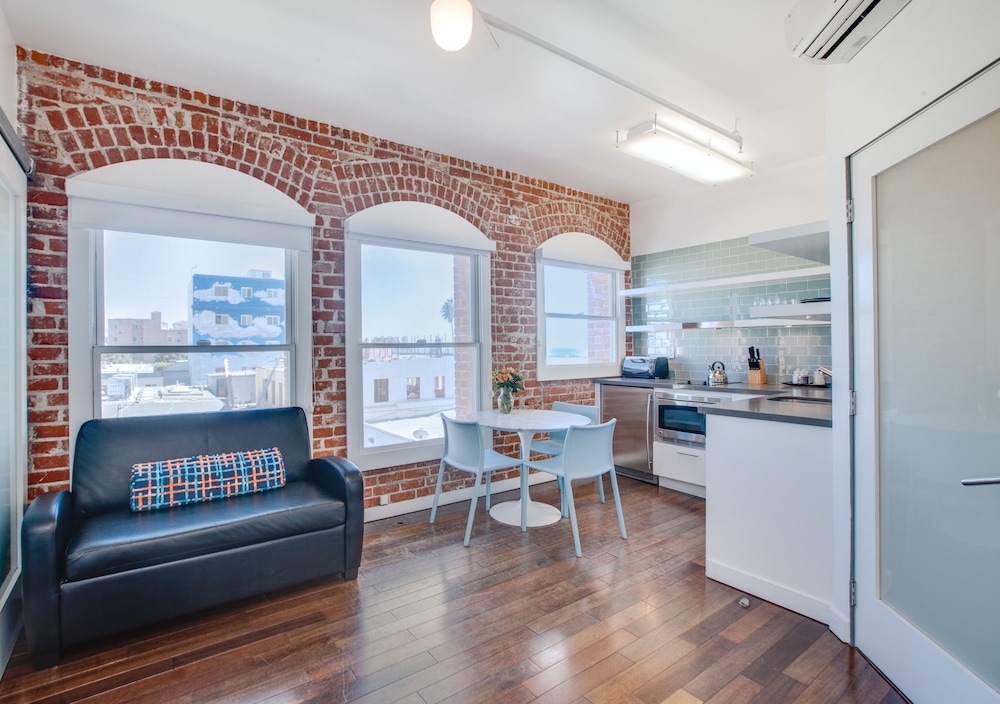 Venice Breeze Suites 35/54