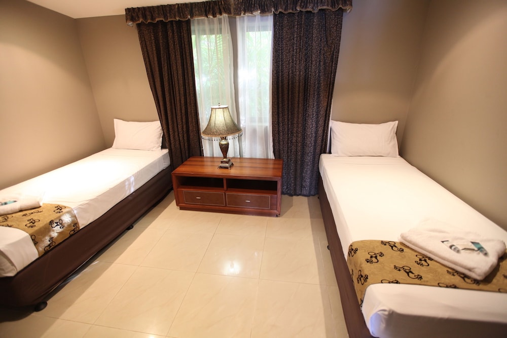 Beach, Cabin, Queen Bed 6/7