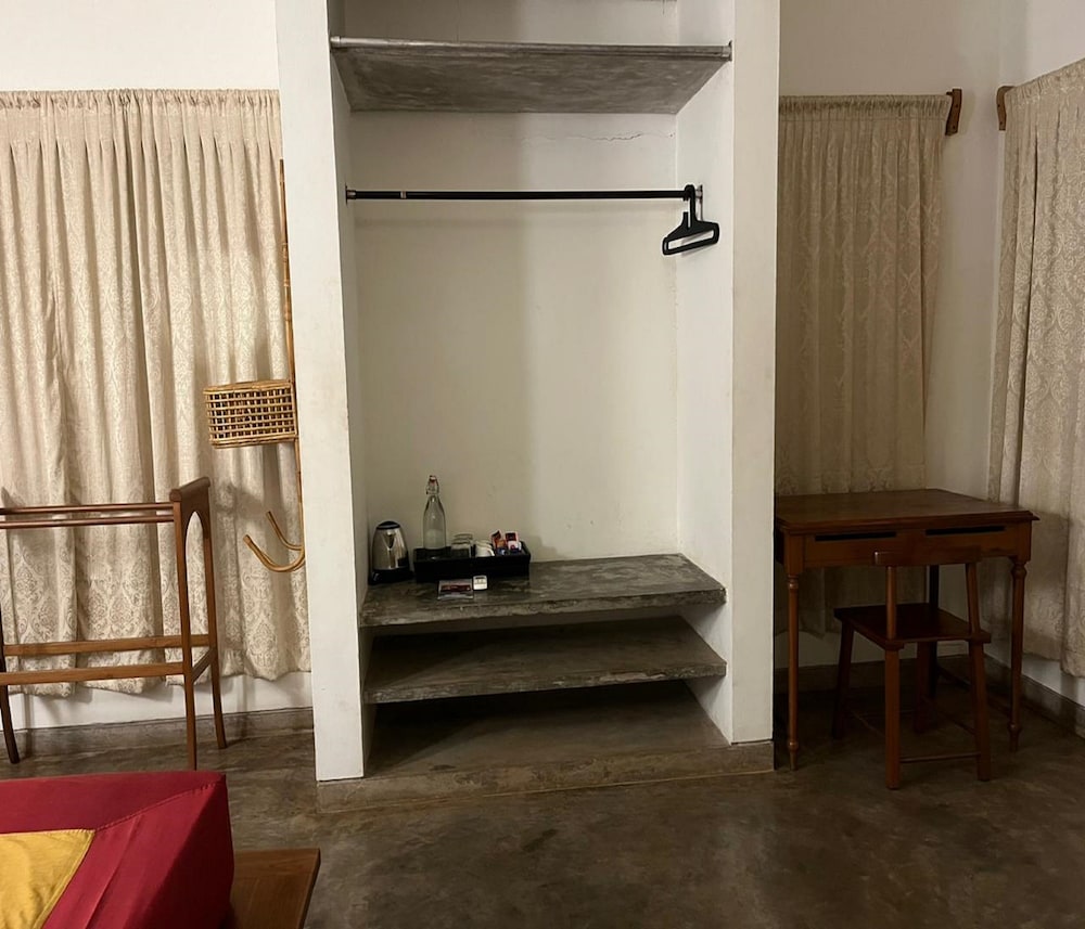 Hotel Mango Hill 50/50