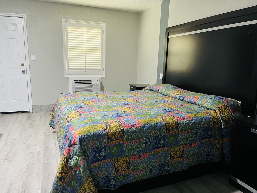 TOWN HOUSE MOTEL 23/61