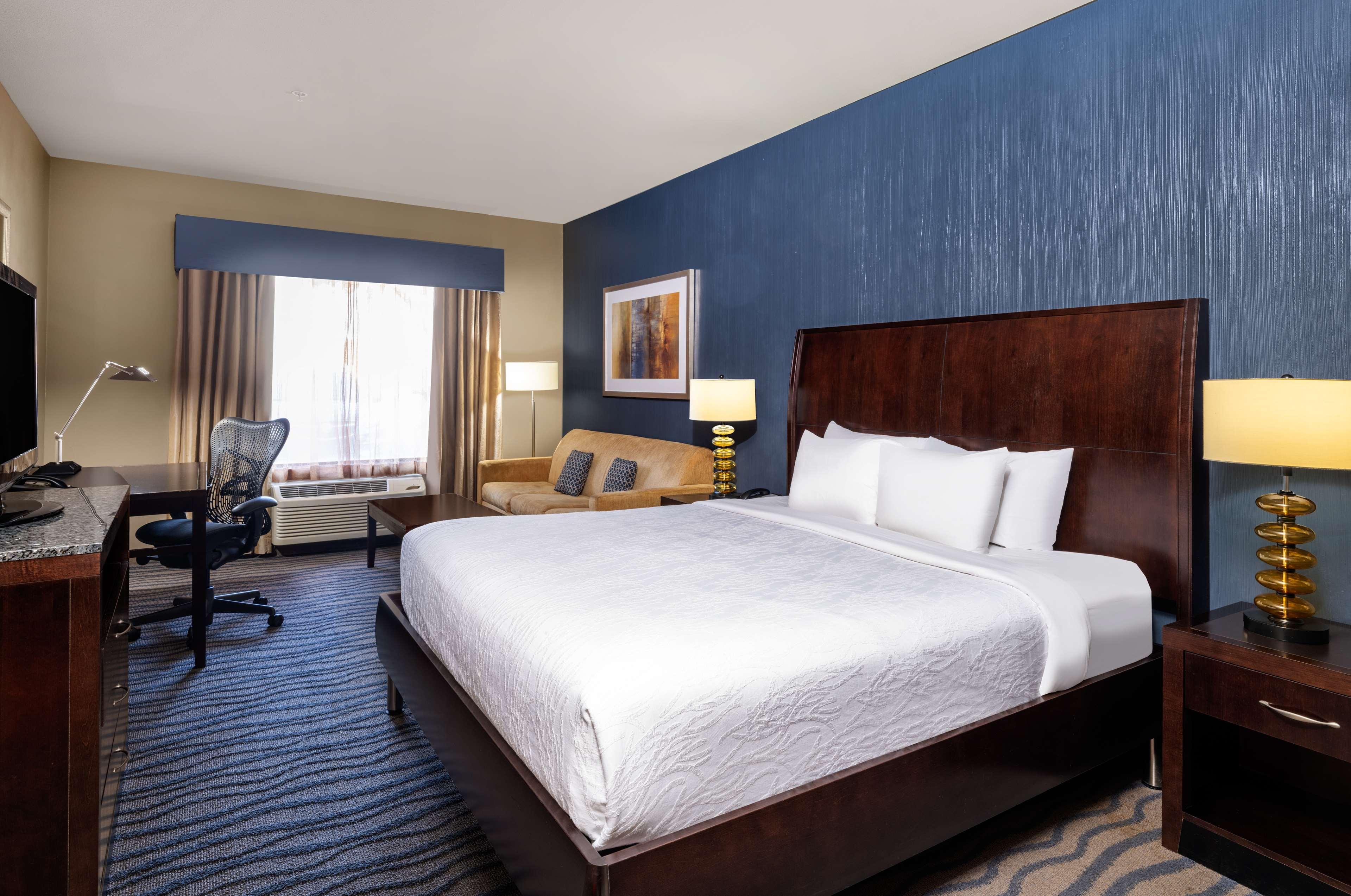 JUNIOR SUITE, KING BED, SOFA
