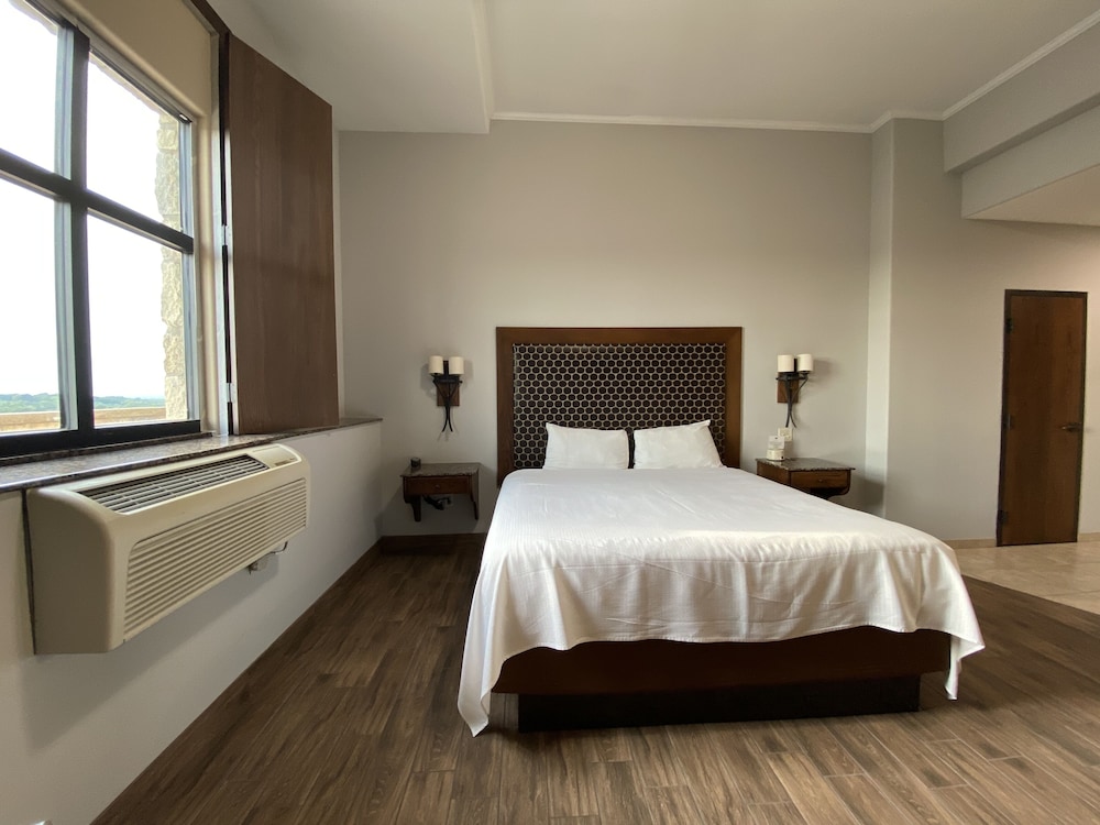 The Oread Lawrence, Tapestry Collection by Hilton 30/71
