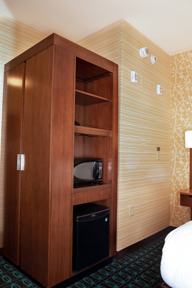 Fairfield Inn Suites Fayetteville North 23/50