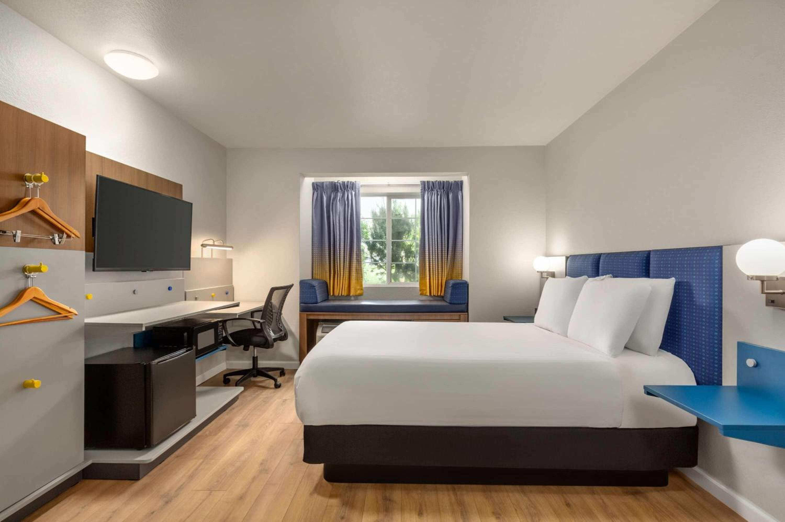 Room, Queen Bed, Bathtub, Accessible