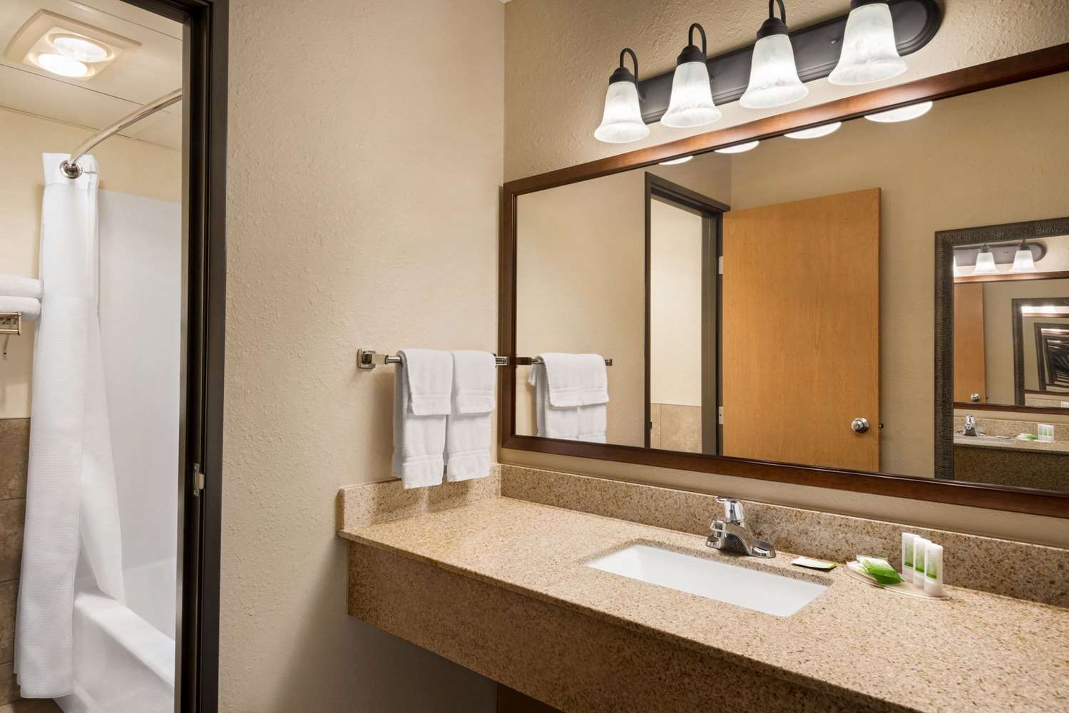 AmericInn by Wyndham Detroit Lakes 37/40