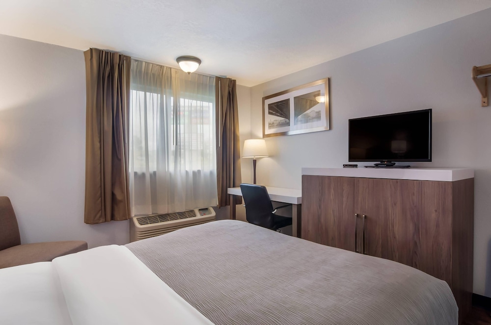 Standard, Queen Bed