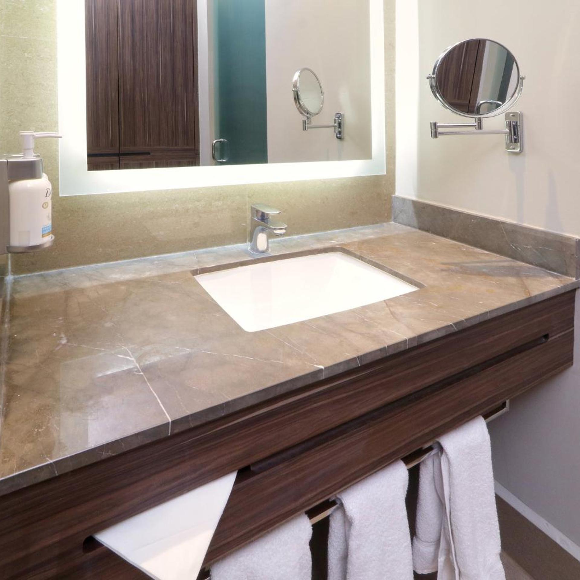 Standard, King Bed, Balcony, Middle Floor، Holiday Inn Express Suites Monterrey Valle 4/5
