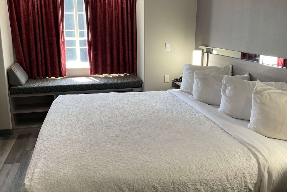 Microtel Inn And Suites Clarksville 6/30