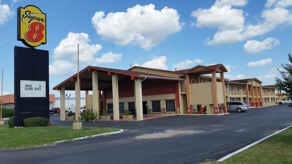 Super 8 by Wyndham Waco/Mall area TX 1/31