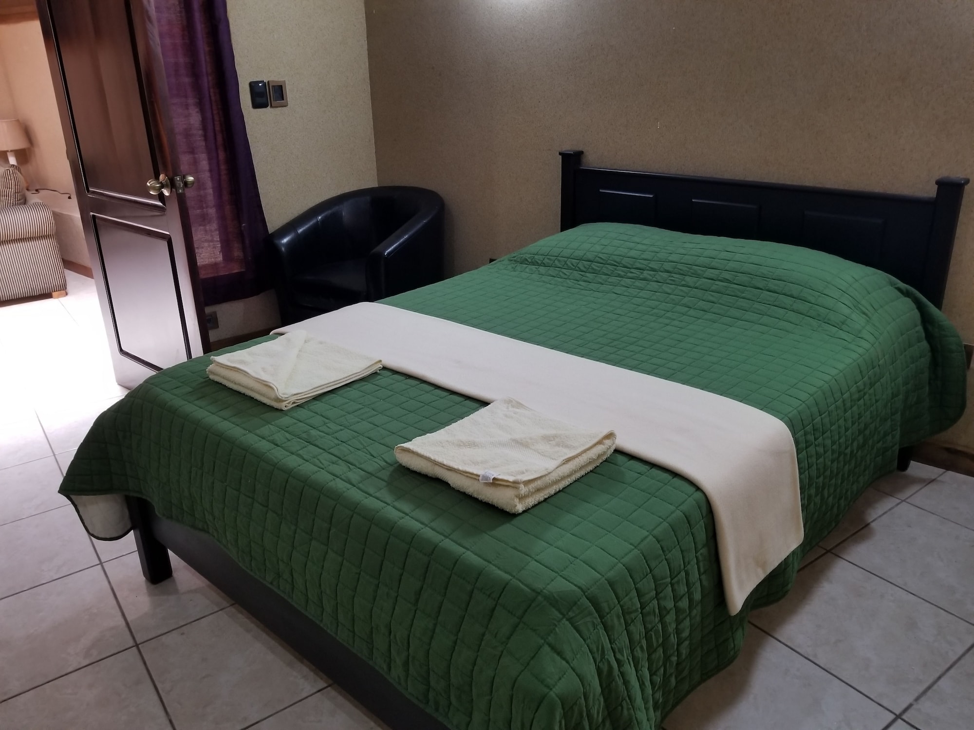 LUXURY, VILLA, 2 DOUBLE BEDS, JETTED TUB, POOL SIDE