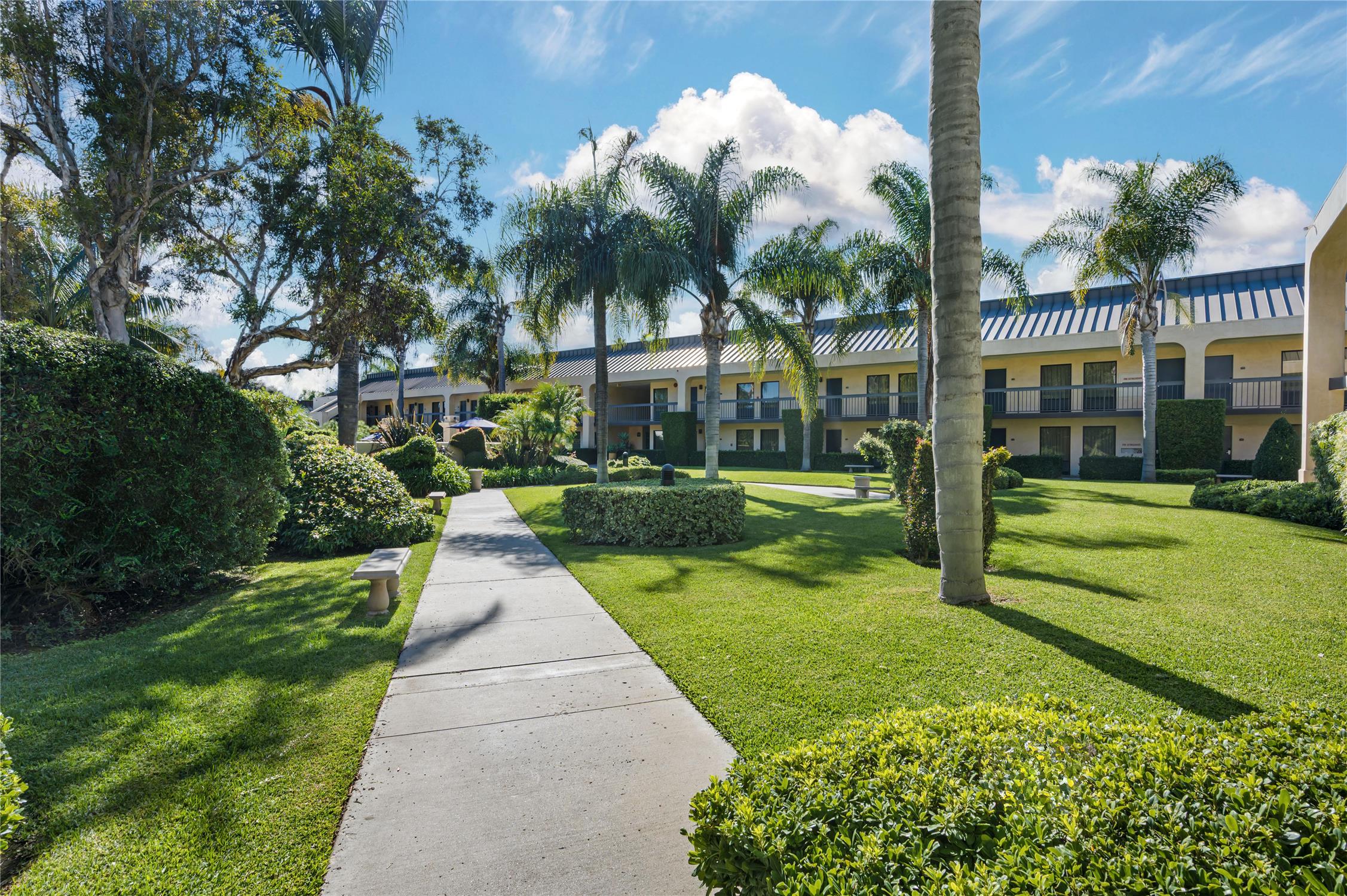 Best Western Plus South Coast Inn 64/72