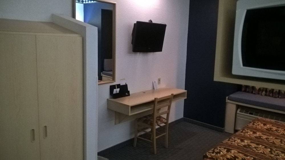 Days Inn & Suites By Wyndham Hutchinson 22/42