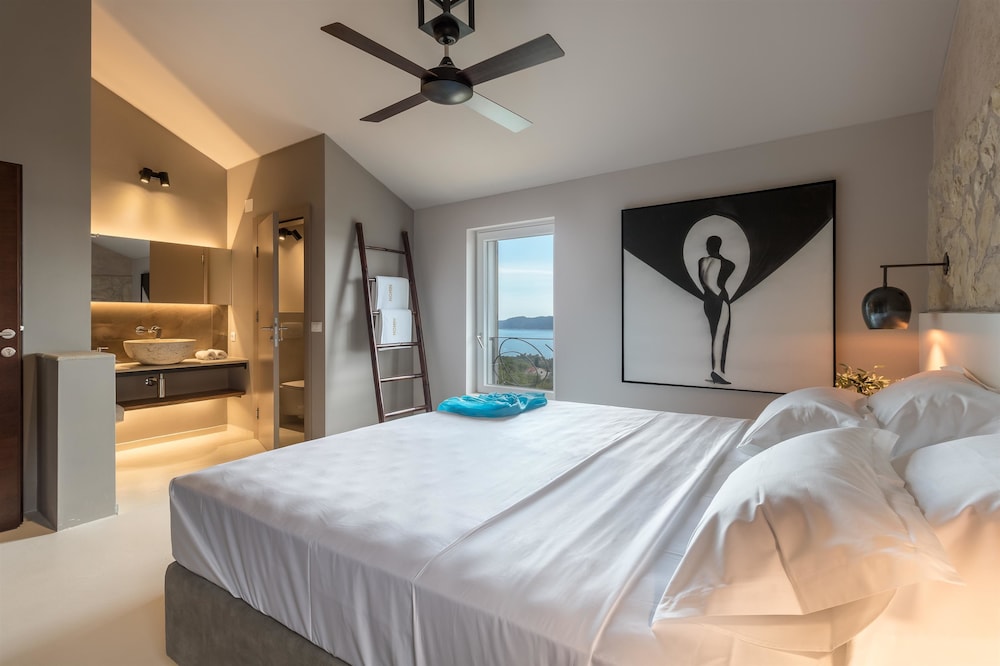 Basic, King Bed, Sea View, Pool Side