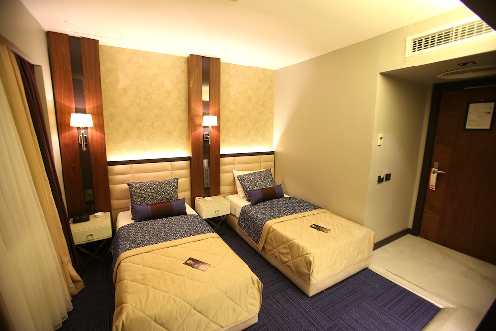 Prestige Hotel 6/49