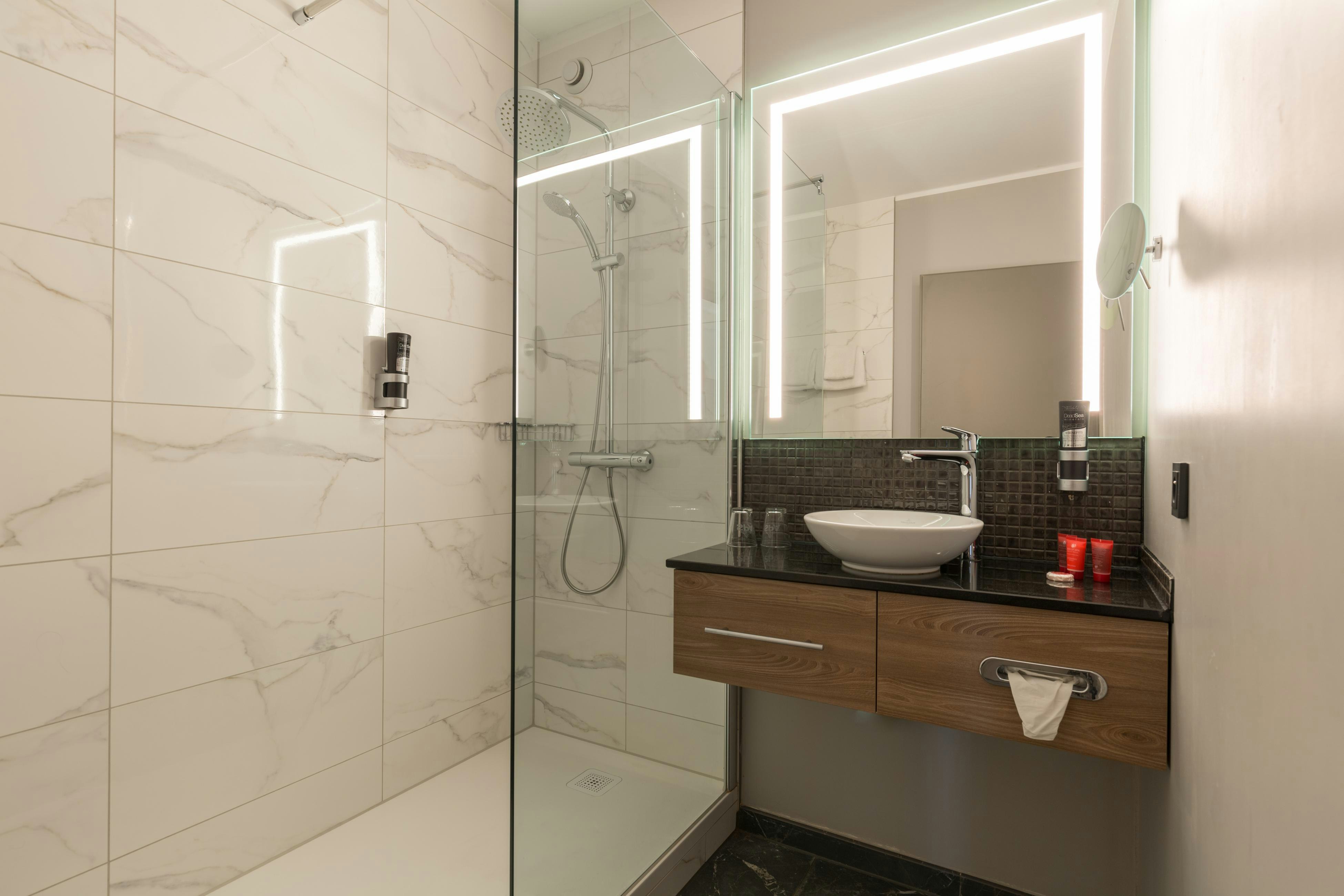 Junior Suite, Single Bed, Leonardo Hotel Antwerp 2/2