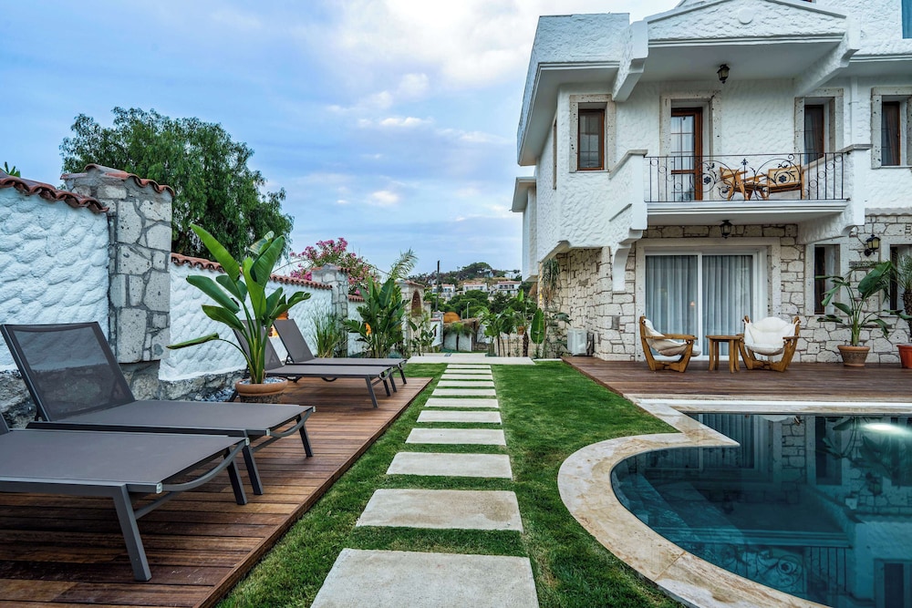 Bugra Alacati - Adults Only 38/42