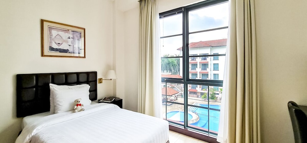 Diamond Westlake Suites 7/50