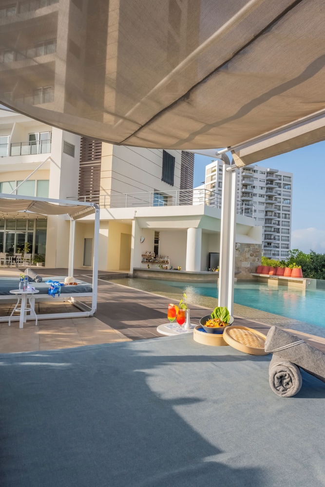 Krystal Urban Cancun 60/63