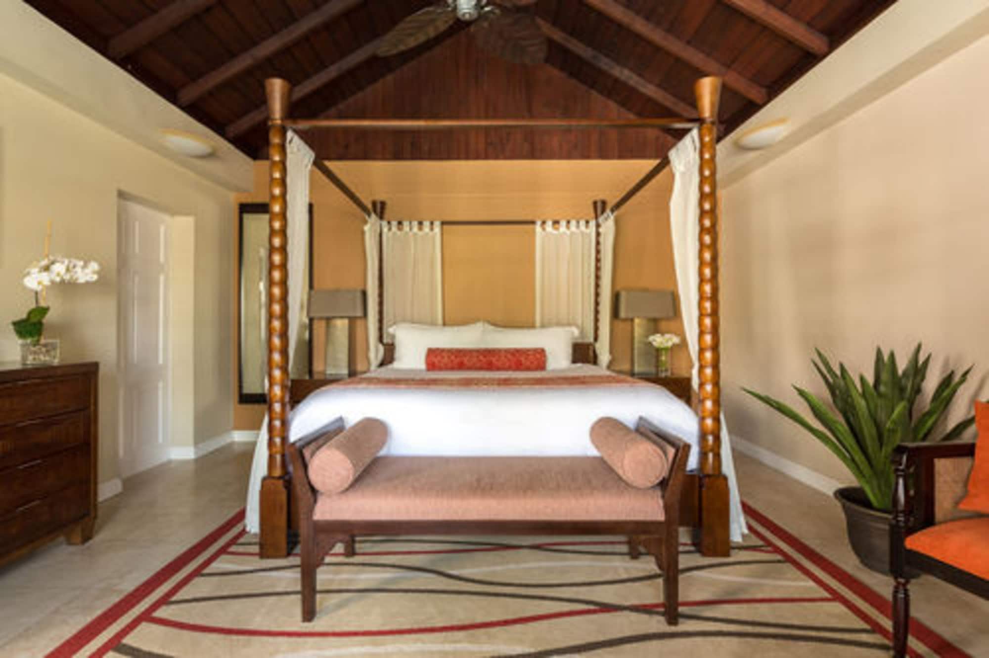 Royal, Collection, Pool, Suite, King Bed