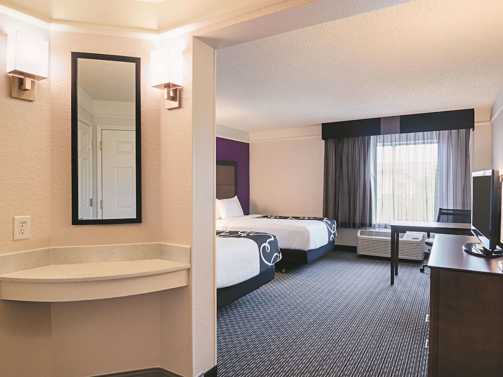 La Quinta Inn & Suites by Wyndham Denver Airport DIA 13/43