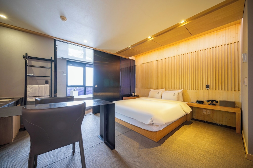VIP, SUPERIOR, KING BED