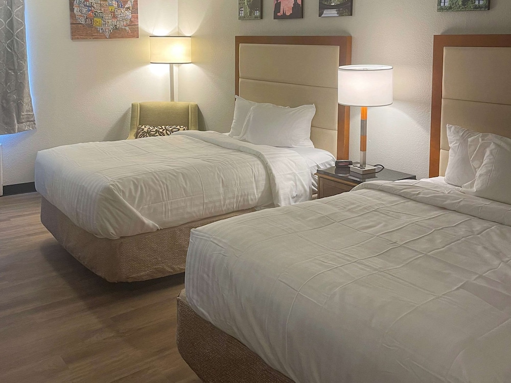 Days Inn By Wyndham Erie 20/39