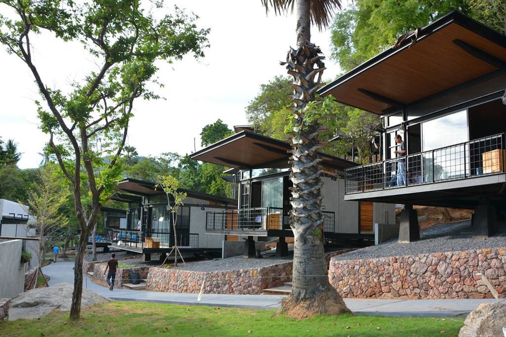 The Cabin Beach Resort 61/63