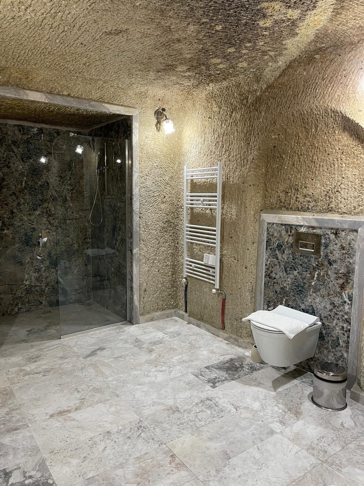 CAVE, PREMIUM, SUITE