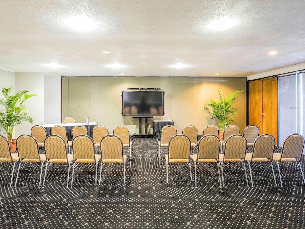 MERCURE TOWNSVILLE 49/61