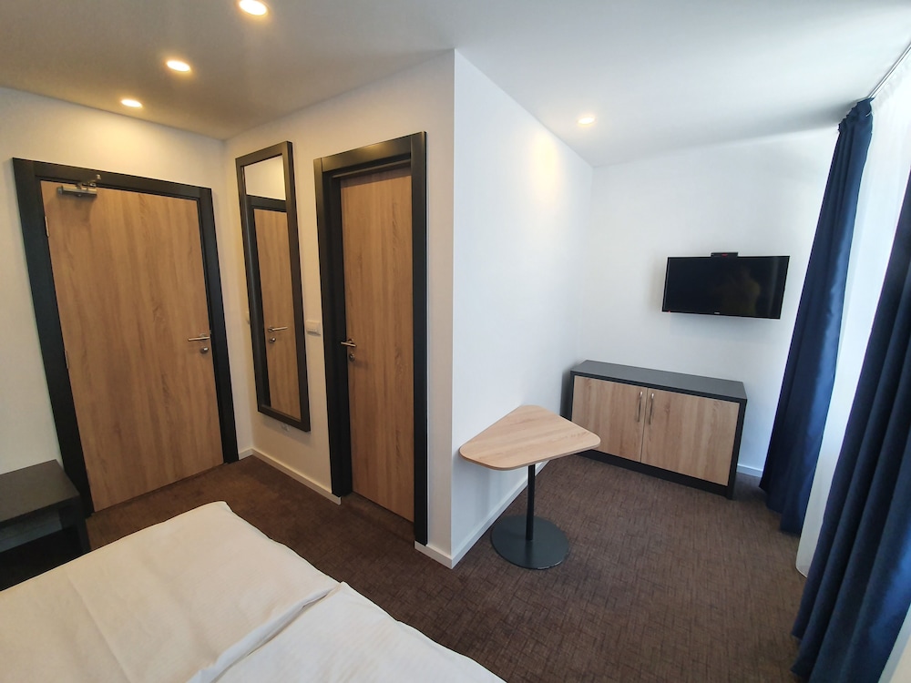 Premium Crown Suites 21/47