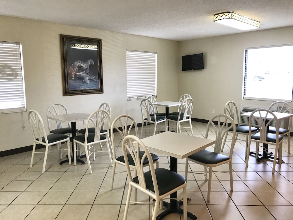 Super 8 By Wyndham Ashburn 23/26