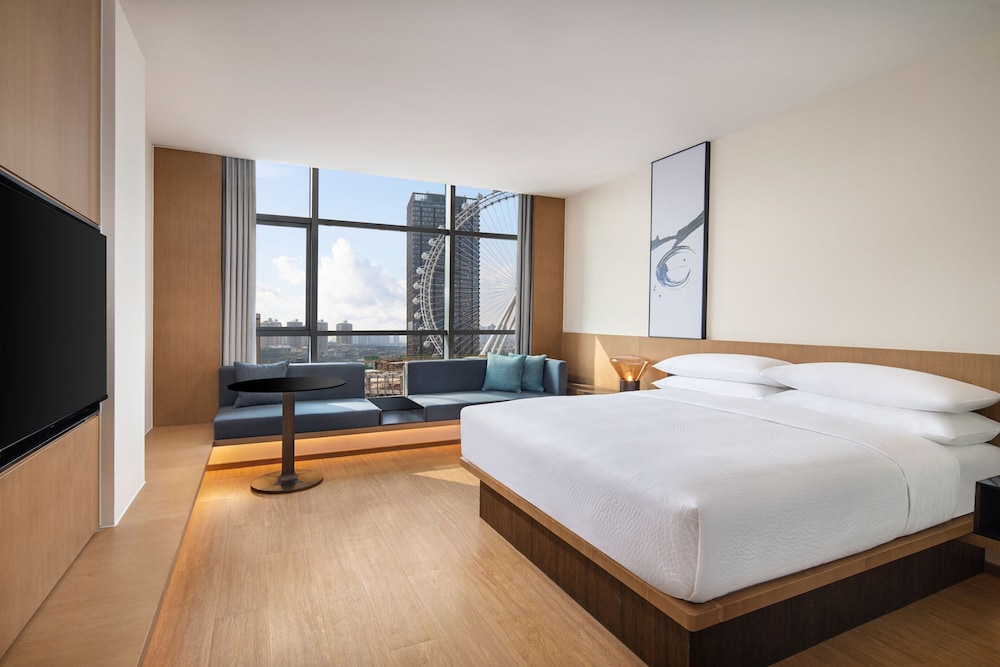 Deluxe, King Bed, City View