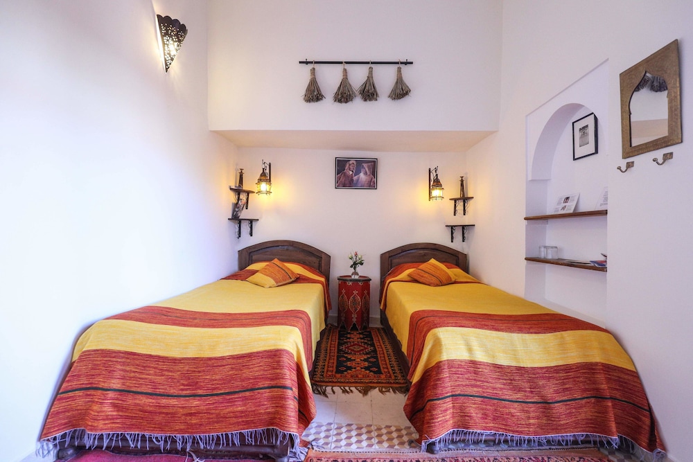 ROOM, TWIN BEDS