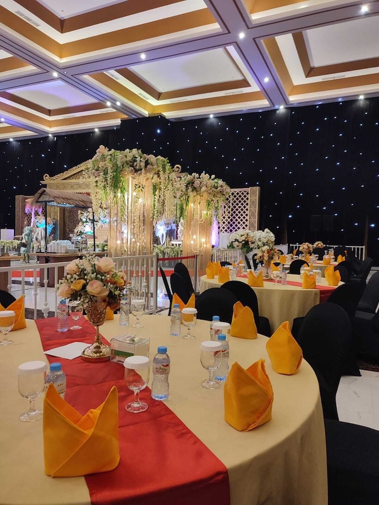 Unhas Hotel and Convention 35/50
