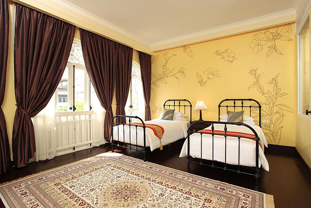 DELUXE, TWIN BEDS, NO BALCONY