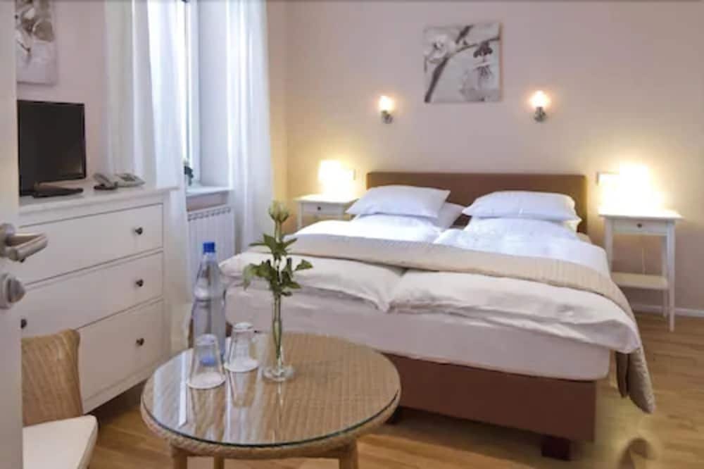 ROOM, DOUBLE BED
