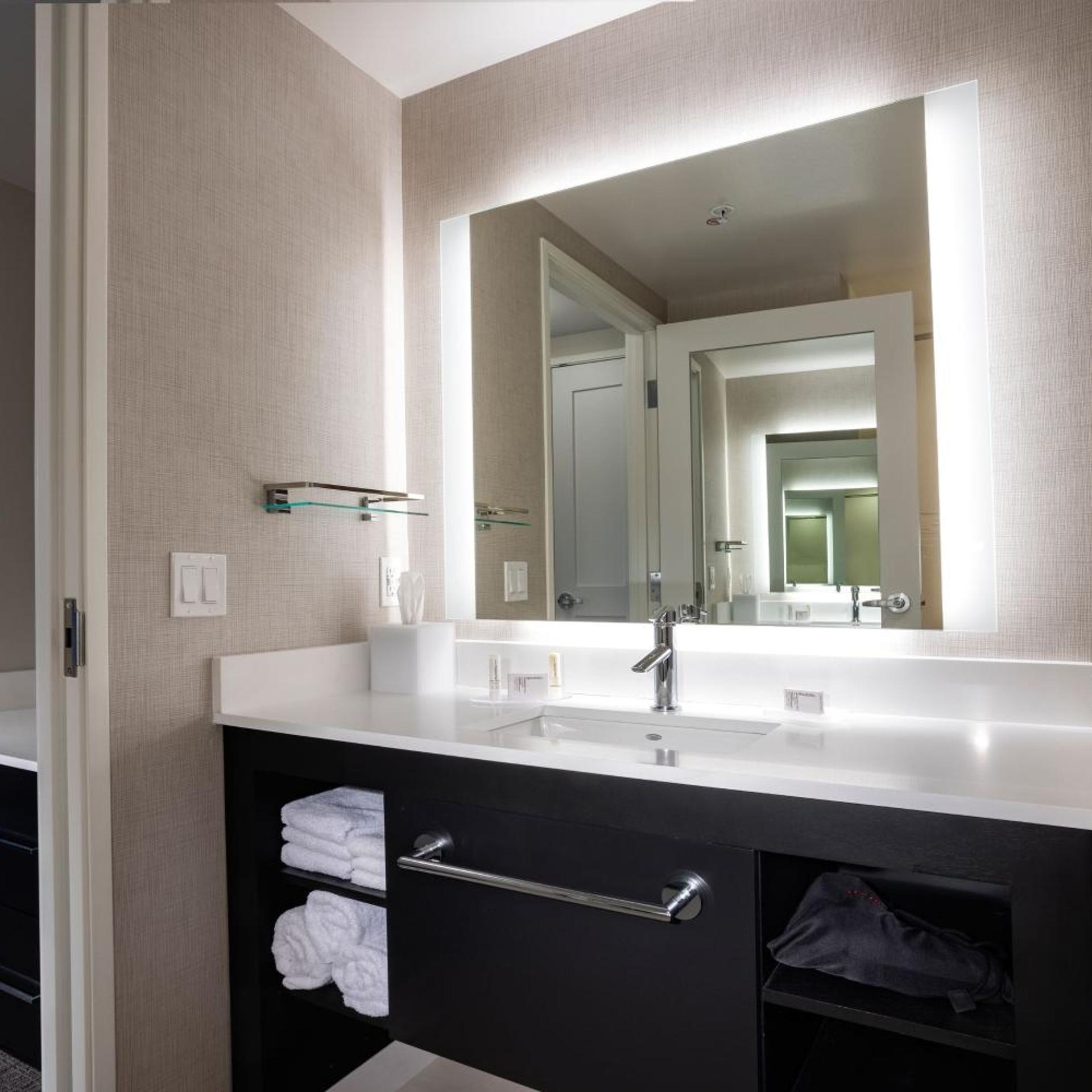جناح بسرير كينج بغرفة نوم واحدة مع أريكة، Residence Inn by Marriott Wenatchee 4/10