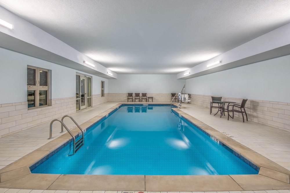 Holiday Inn Express Suites Shawnee Kansas City West 33/67