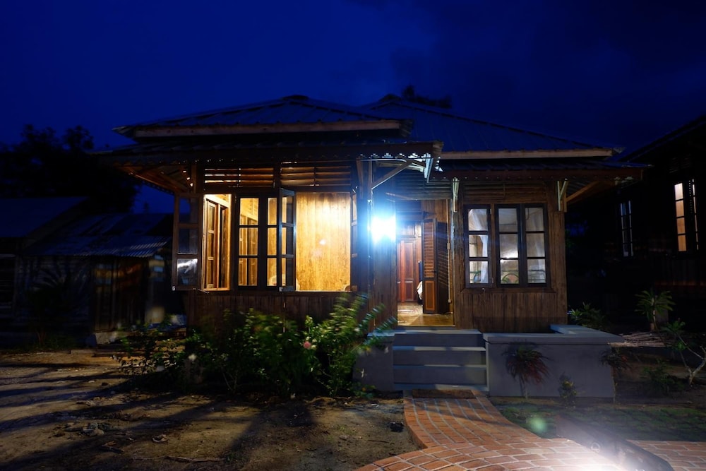 Rock and Wreck Dive Resort 12/47