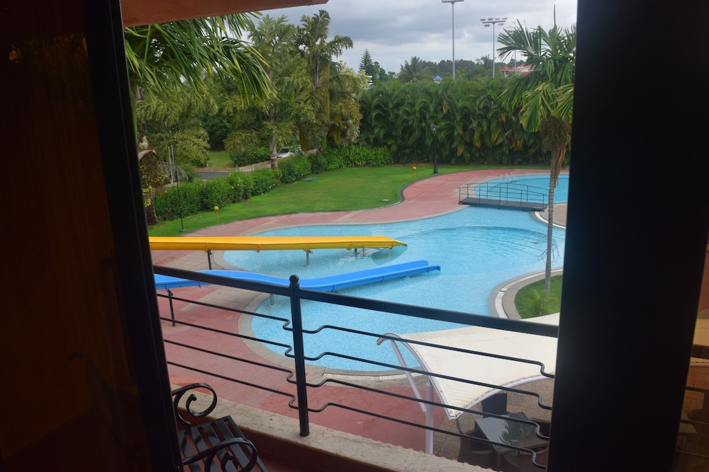 Clarks Exotica Convention Resort Spa 36/70