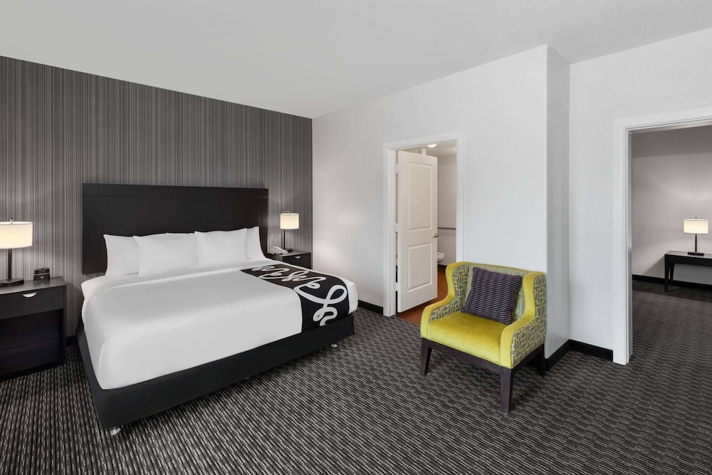 DELUXE, SUITE, KING BED, ACCESSIBLE