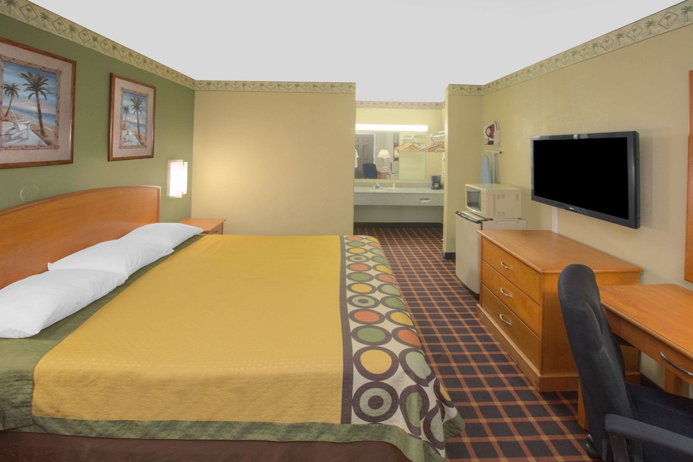 Super 8 By Wyndham Shreveport 13/28