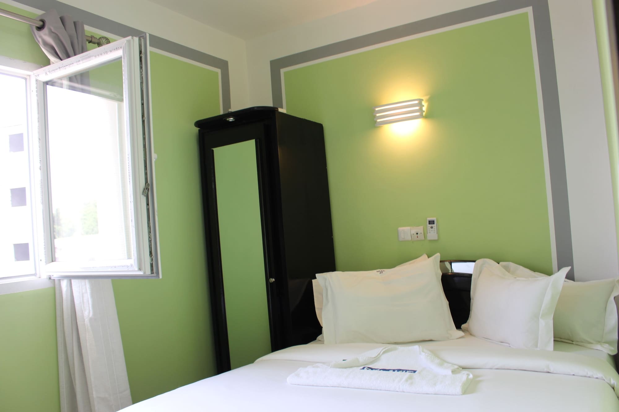 DELUXE, DOUBLE BED