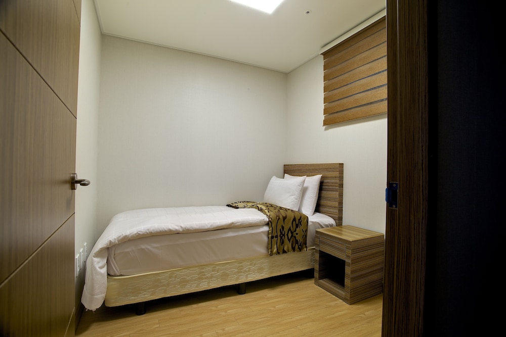 The Class 300 Hotel and Condominium 17/36