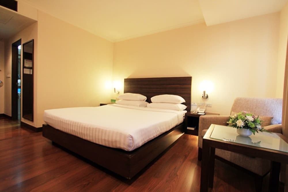 St James Hotel 17/50