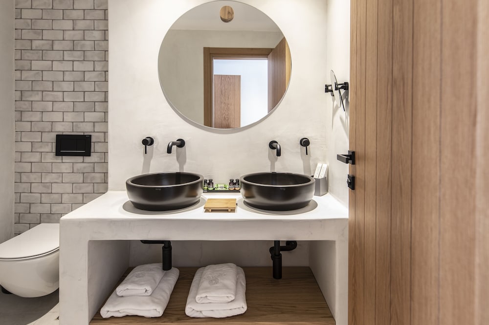 Adorno Beach Hotel and Suites 72/76