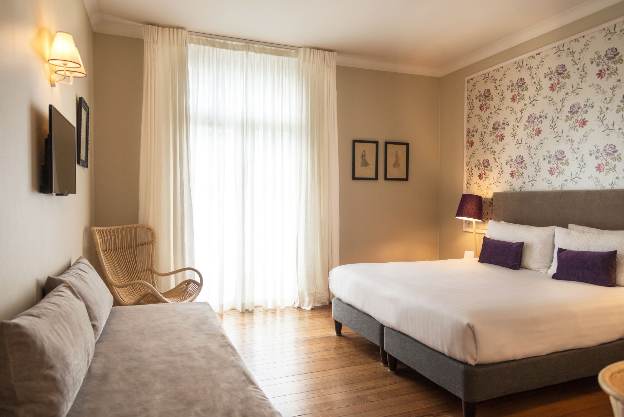 SUPERIOR, KING BED, BALCONY
