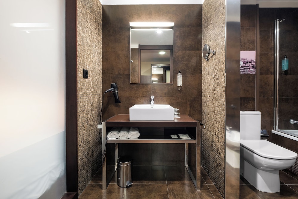 غرفة عائلية بسرير مزدوج وسريرين منفصلين بشرفة، Axis Porto Business & Spa Hotel 10/10