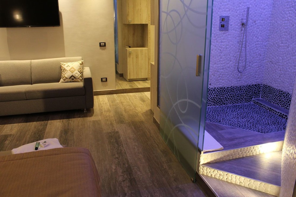 Aquila Hotel 12/16